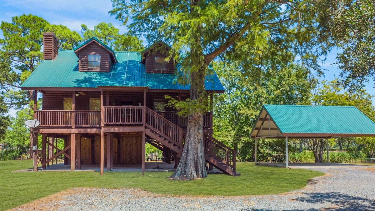 New Iberia Cabin | Experience Louisiana, Cabin on Bayou Petite Anse, centrally located in Acadiana