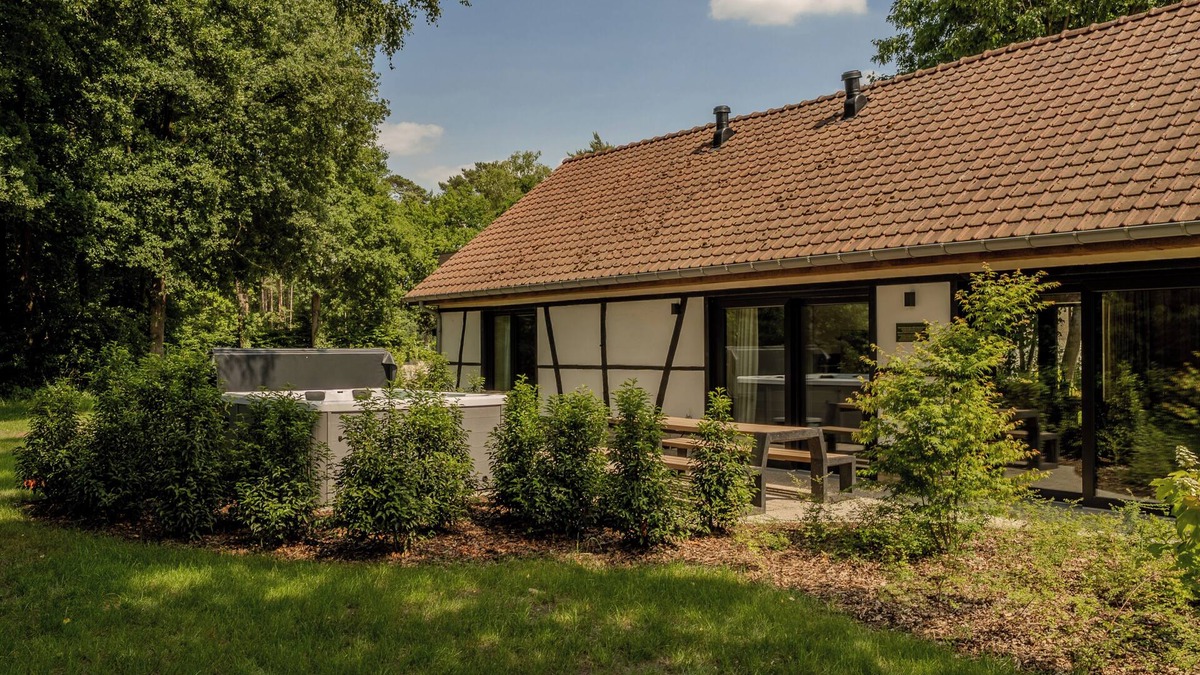 Zolder House | Experience luxury and tranquility at the Reno Villa Lodge, with a jacuzzi, wheelchair accessibility, and a peaceful location.