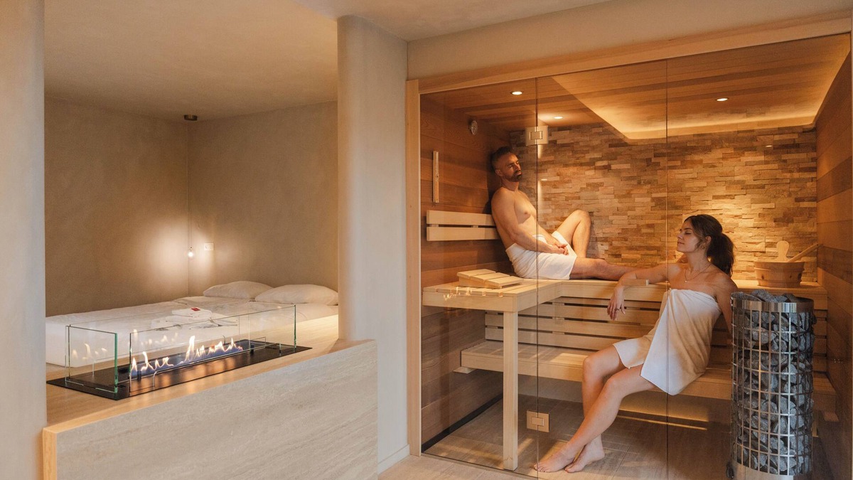 Zolder House | Experience luxury and relaxation in the Wellness Suite, featuring a sauna, jacuzzi, and a serene forest-edge location.