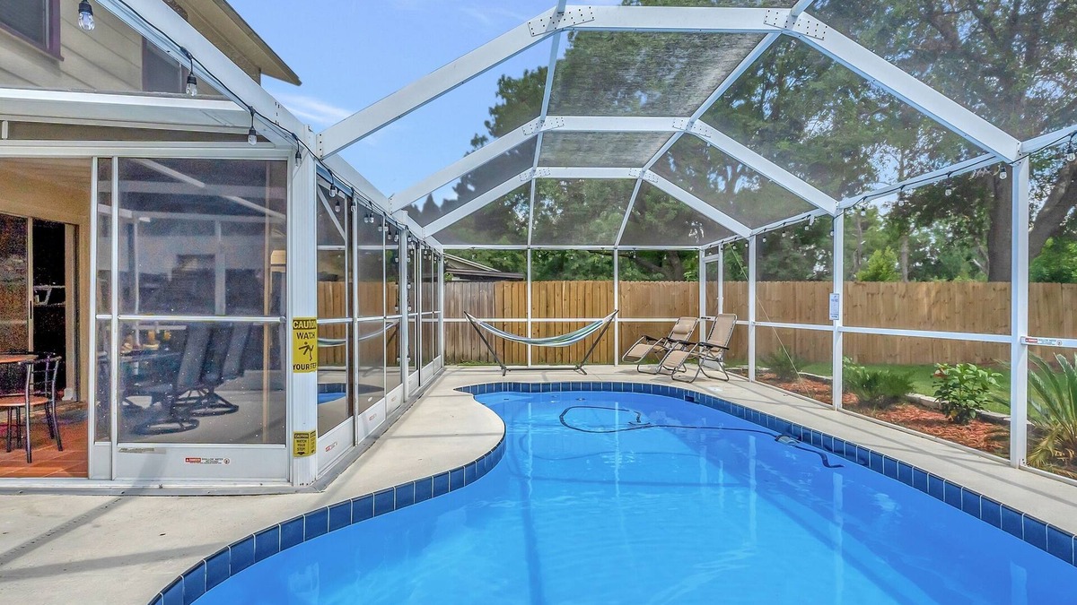Lakeview Village House | Experience Luxurious Living: Exquisite Pool House in Brandon for 15 Guests