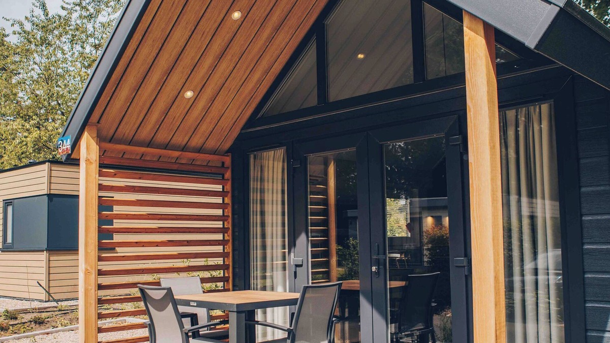 Lieren House | Experience luxury and nature in the Tiny Lodge in the Veluwe! With 2 bedrooms, a fully equipped kitchen, and air conditioning.