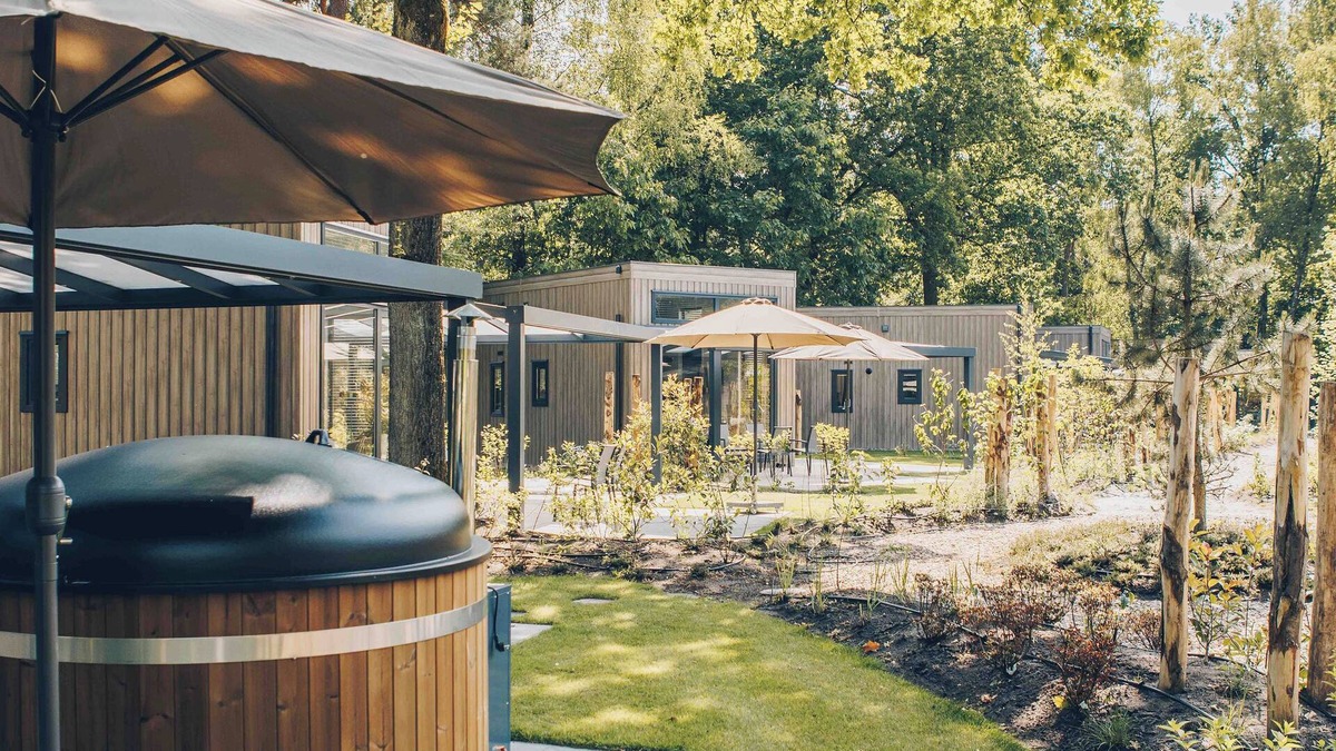 Lieren House | Experience luxury and nature in the Reeëndal Lodge with hot tub in the Veluwe! With 1 bedroom and 1 sleeping loft, a fully equipped kitchen, and air conditioning.