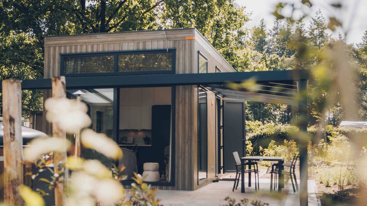 Lieren House | Experience luxury and nature at the Reeëndal Lodge on the Veluwe! With 1 bedroom, 1 sleeping loft, and a fully equipped kitchen, you can completely unwind in the lovely private hot tub.