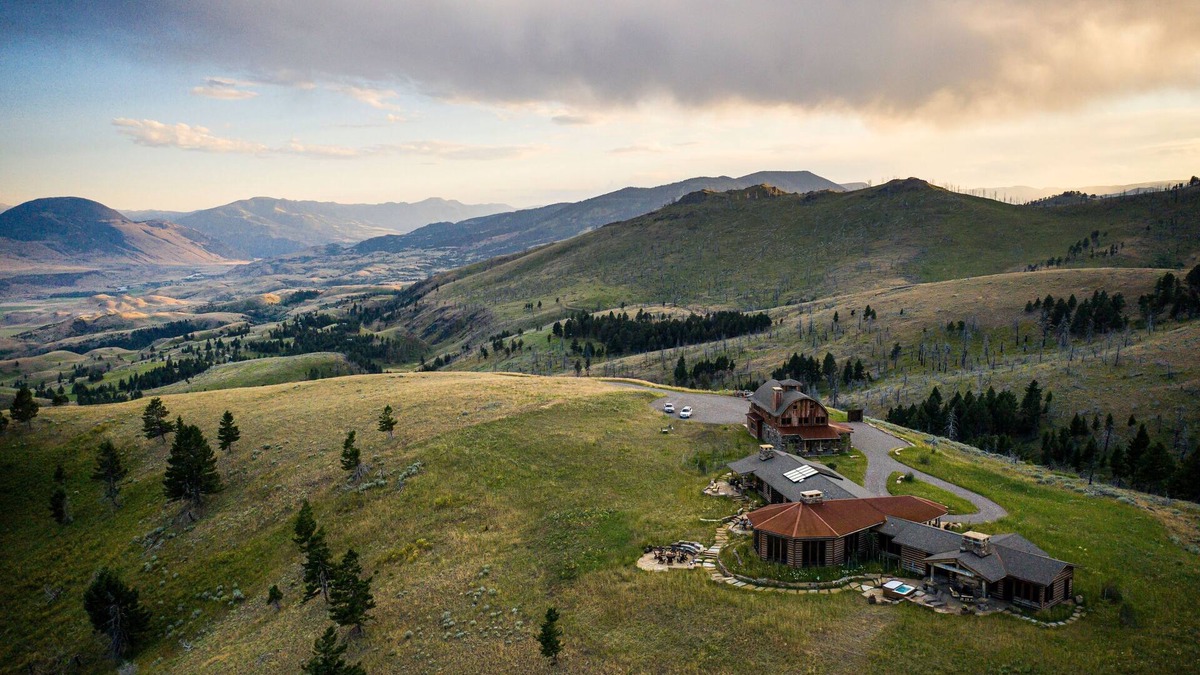 Emigrant House | Experience Luxury in Nature: Private Lodge & Guest Home in Paradise Valley