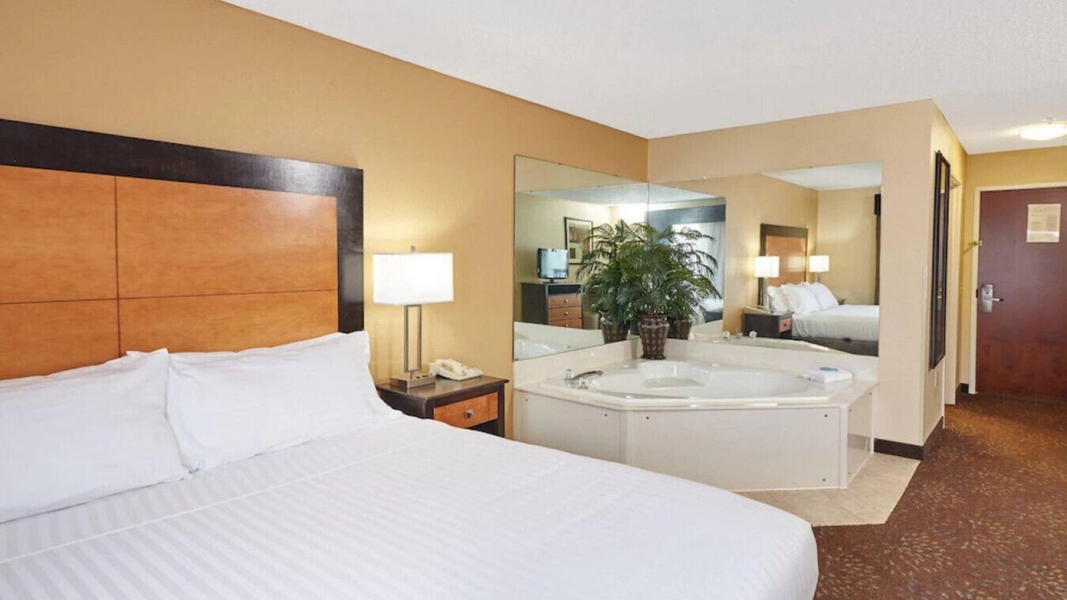 Buford House | Experience Luxury in Suite W/ Whirlpool Tub!