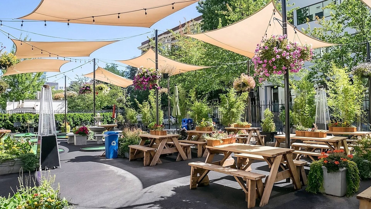 Goose Hollow Hotel | Experience Luxury! Pop-Up Cinema, Pets Allowed, Stylish Suite with Living Room!
