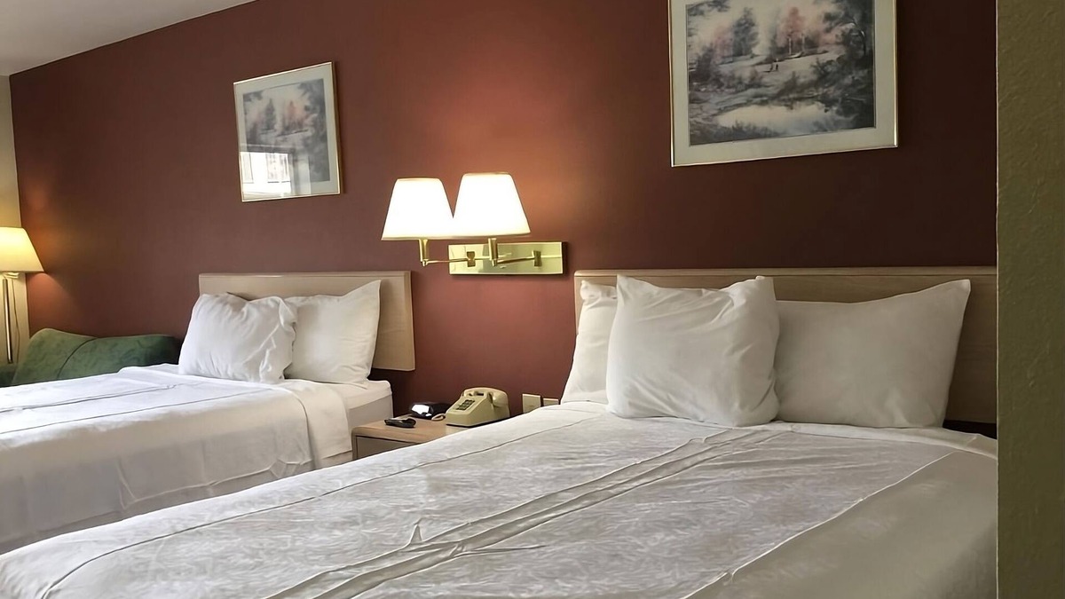 Cabot Resort | Experience Maximum Comfort! Pool, FREE Parking & Breakfast!
