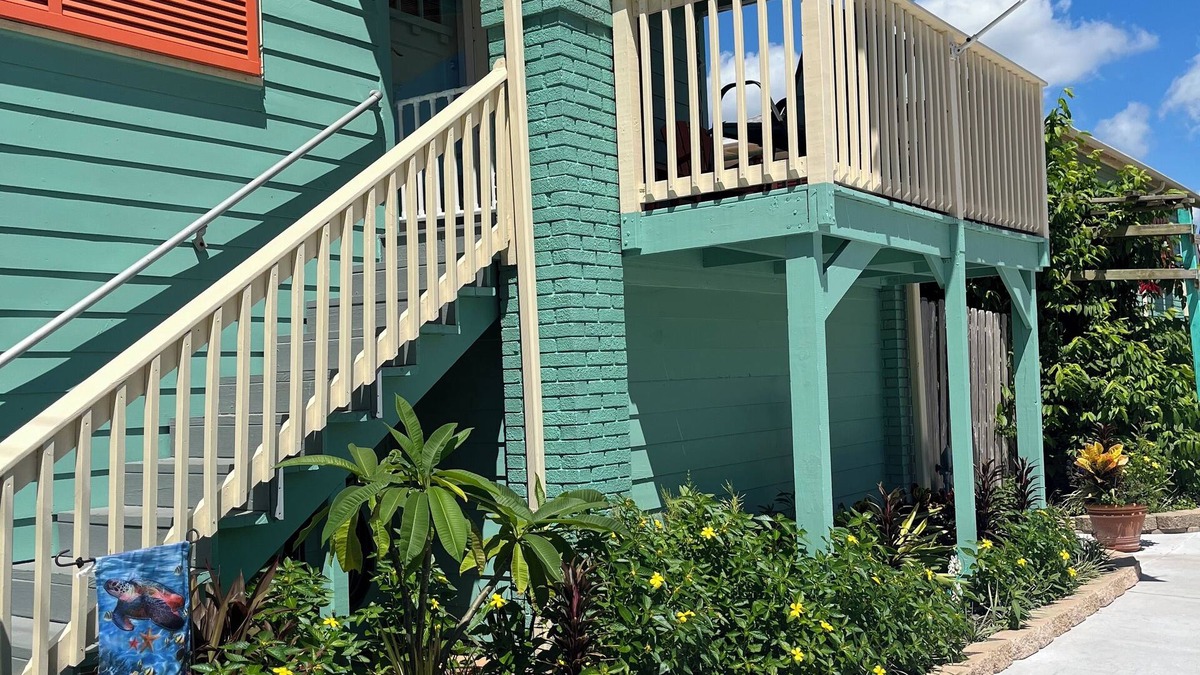 Galveston House | Experience Midtown charm near Galveston Seawall