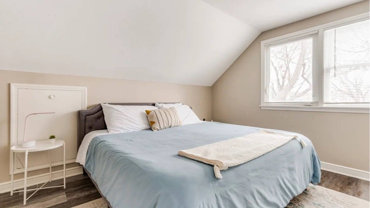 Minneapolis House | Experience Minneapolis; entire house, close to Downtown Uptown and UofM