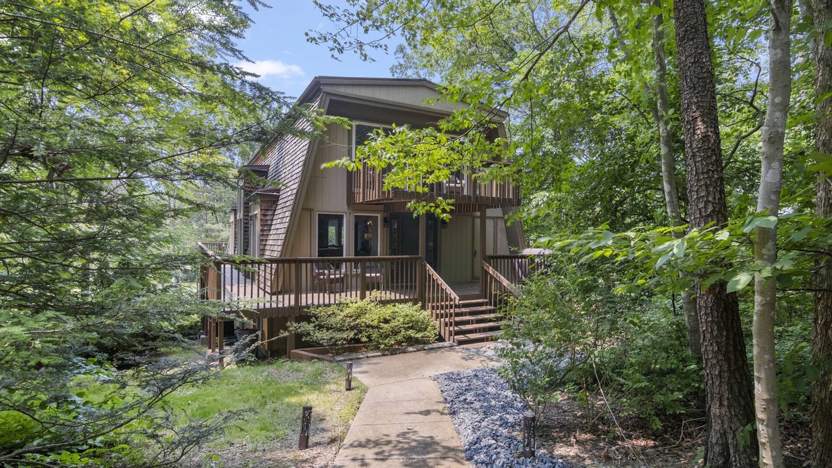 Basye House | Experience nature in your cozy retreat near Shenandoah Valley and Bryce Resort