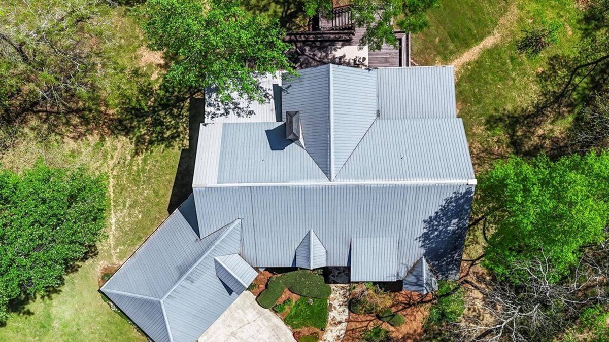 Horton House | Experience Peace by the Creek A 5-Bedroom Retreat