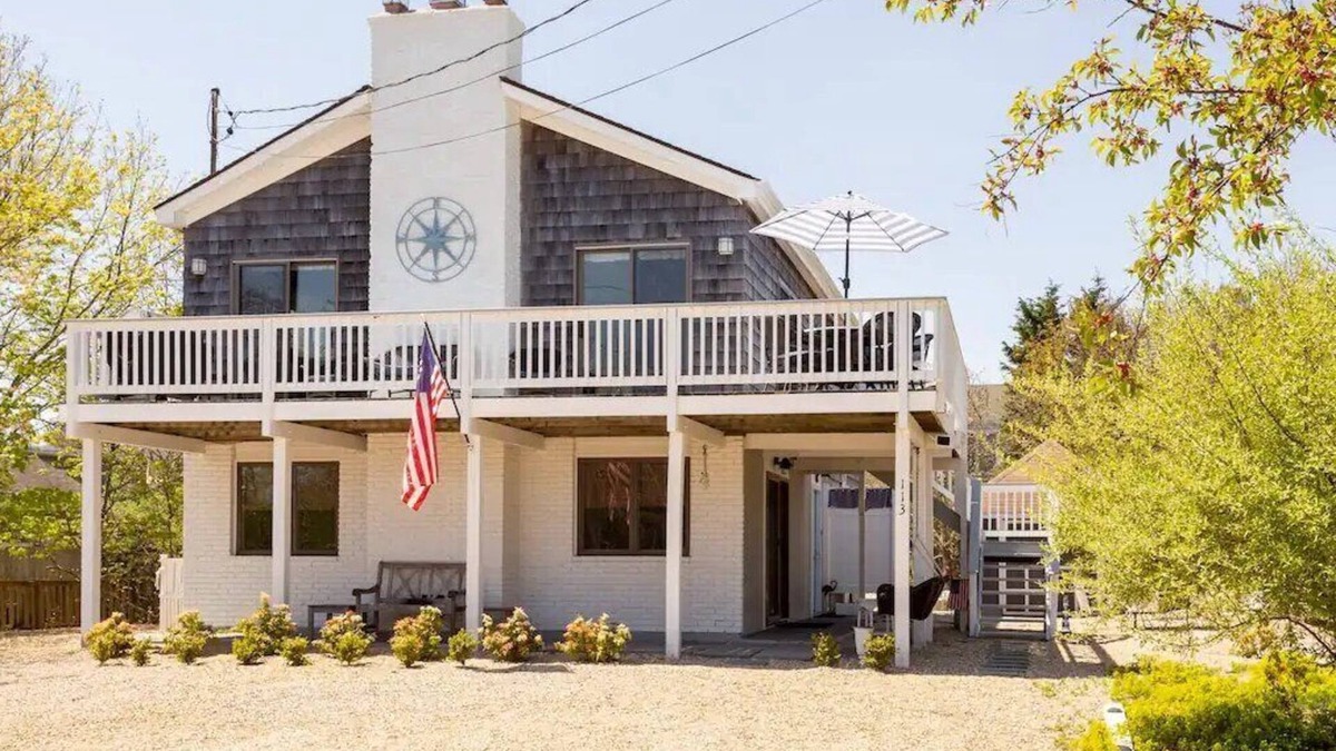 Culloden Shores House | Experience quaint seaside living in this charming Montauk home with a Lux.