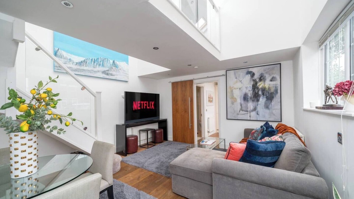 Sunningdale Apartment | Experience refined comfort at The Skylight Residence – a stylish hideaway in the heart of Sunningdale, perfect for a relaxing stay.