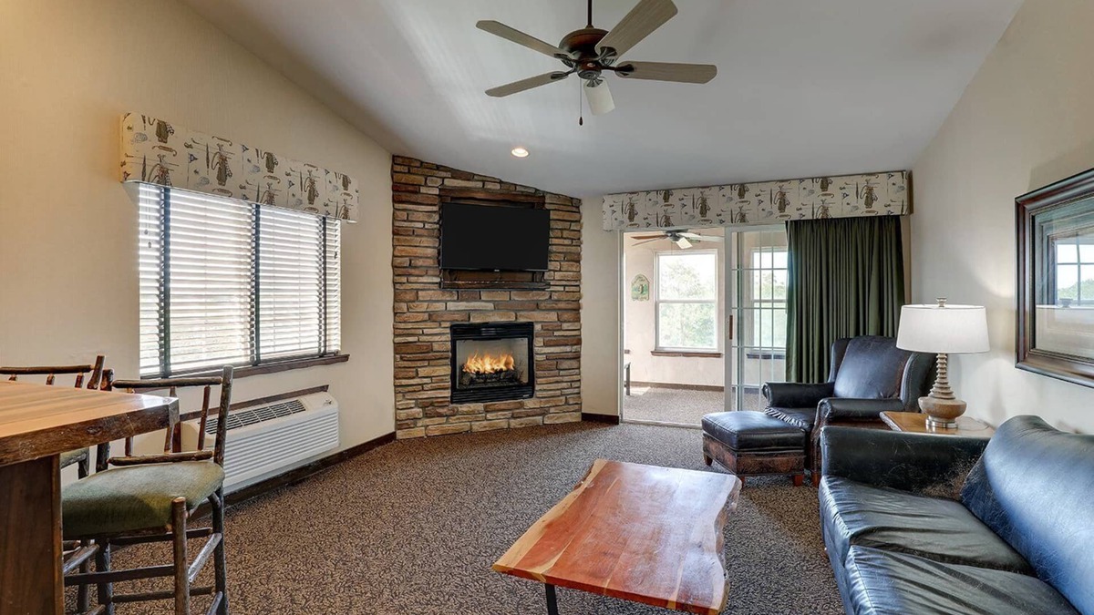 Columbia Hotel | Experience Rustic Elegance & Comfort in Delightful Columbia! Parking