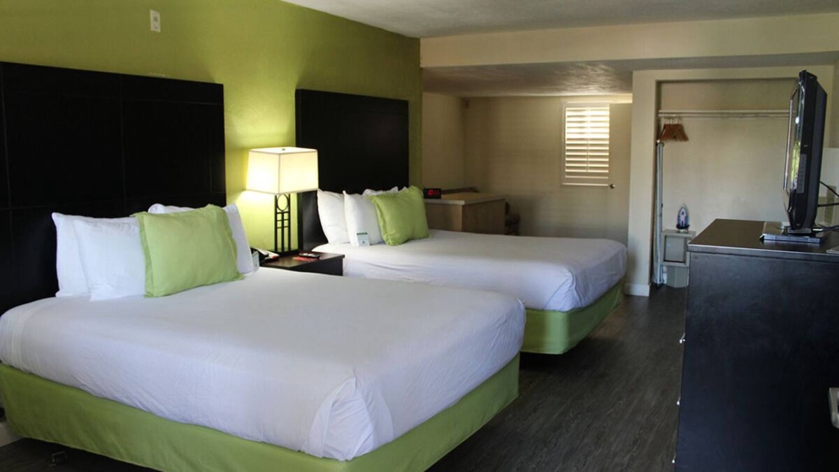 Old Town Hotel | Experience San Diego's Western Charm! 4 Modern Units w/FREE Breakfast