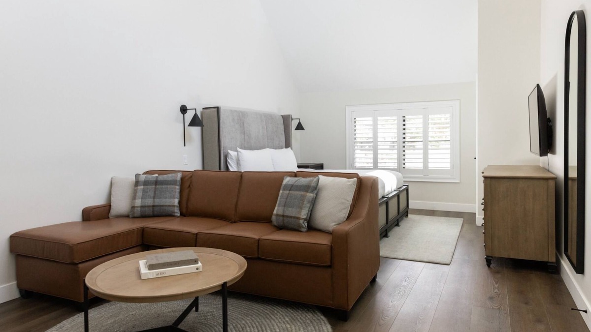 Midway Hotel | Experience scenic outdoors! Spacious Retreat w/Pool, Golf access & Hot spring!