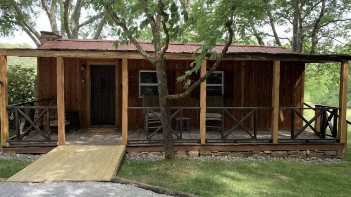 Scottsboro Cabin | Experience staying in a late 1800’s cabin. Located near the Tennessee River