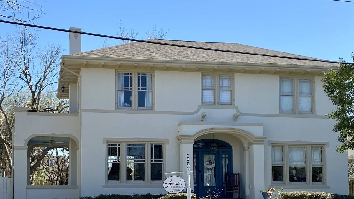 Galveston Bed & Breakfast | Experience The AveO! Full Hot Breakfast! 4 Block to Beach! GVR04326
