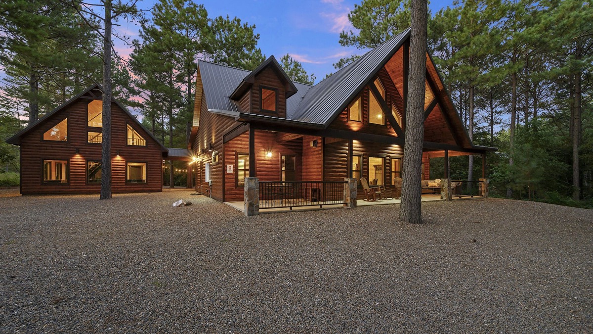 Hochatown Cabin | Experience THE BIG CHILL and reminisce with your group in luxury-Sleeps 16!