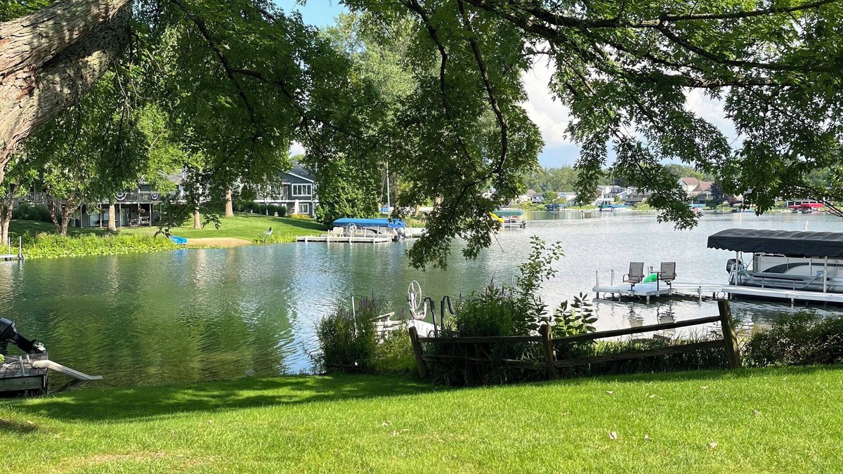 Cassopolis House | Experience the Charm of Diamond Lake