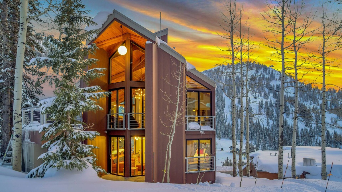 Salt Lake Mountain Resorts Condo | Experience the Epitome of Luxury in this Gorgeous Unit with Hot Tub