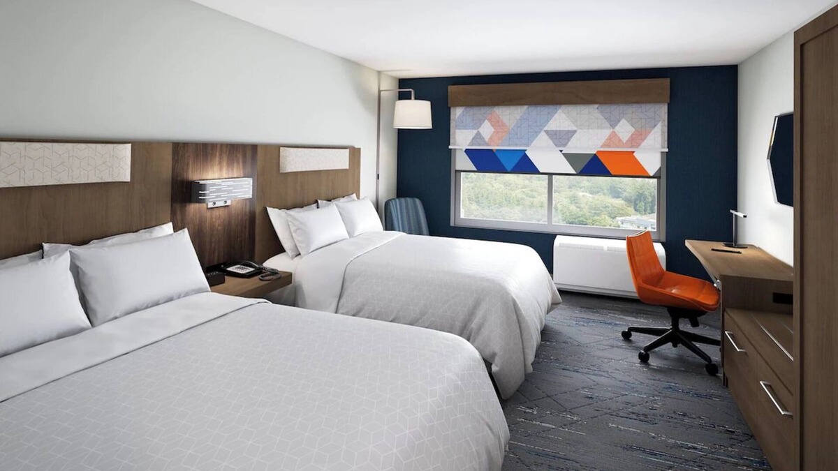 West Kissimmee Hotel | Experience The Magic of Orlando- 2 Rooms W/Free Shuttle, 5 Pools, and Breakfast