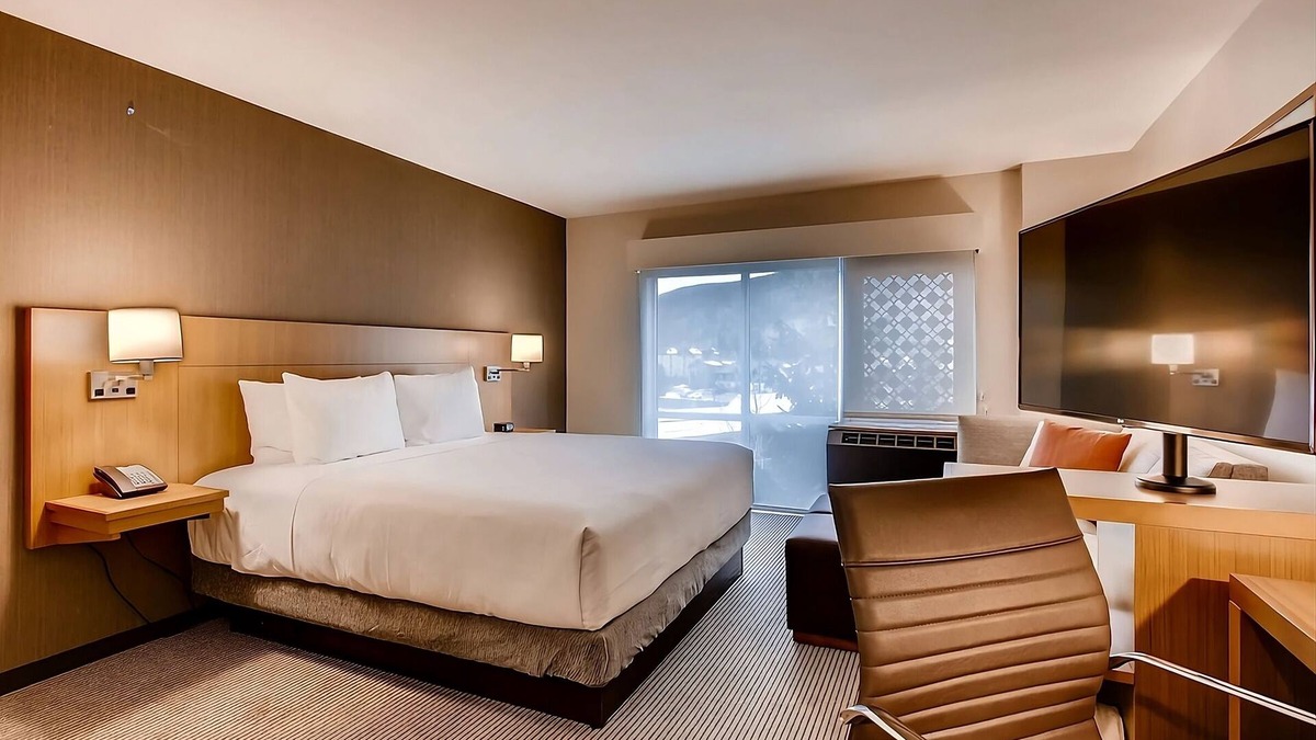Mountain House Hotel | Experience the Peaks! Ski Resort, Jacuzzi Comfort & Easy Shuttle!
