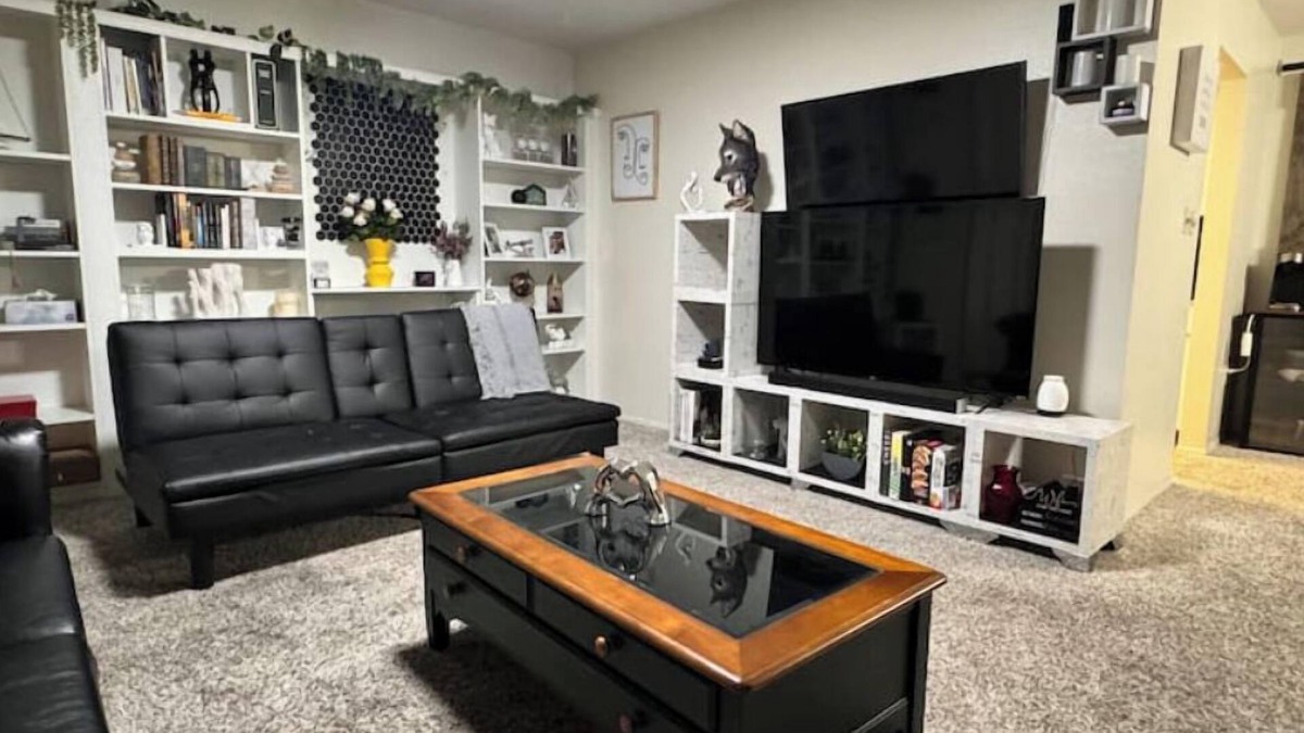 Sarasota Springs House | Experience The Perfect Blend of Comfort & Convenience In This Charming Cozy Home