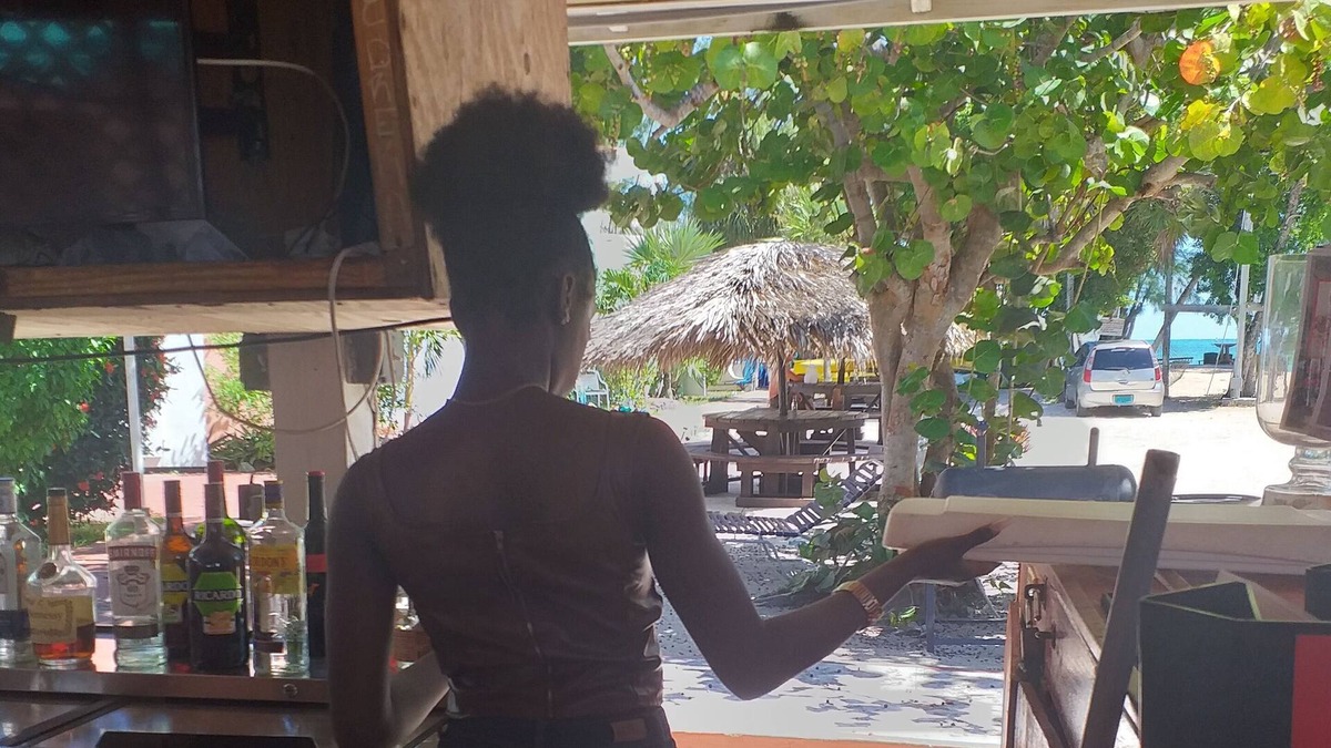 Coral Harbour Apartment | Experience the Real Bahamas, 10 mins from the Airport, On the Beach