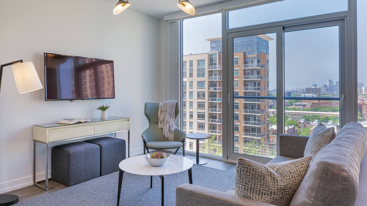 River North Apartment | Experience the Suite Life in Chicago’s Iconic Old Town – Spacious Stays Await