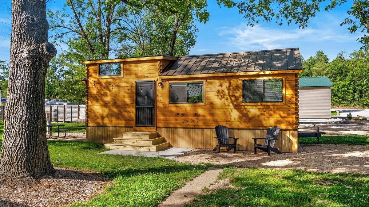 Branson Cabin | Experience the timeless charm of the Paradise Pinecrest Cabin, a delightful twist on the classic cabin style. Step inside and be greeted by the warm and rustic log cabin ambiance that will transport you to the heart of Branson, MO.