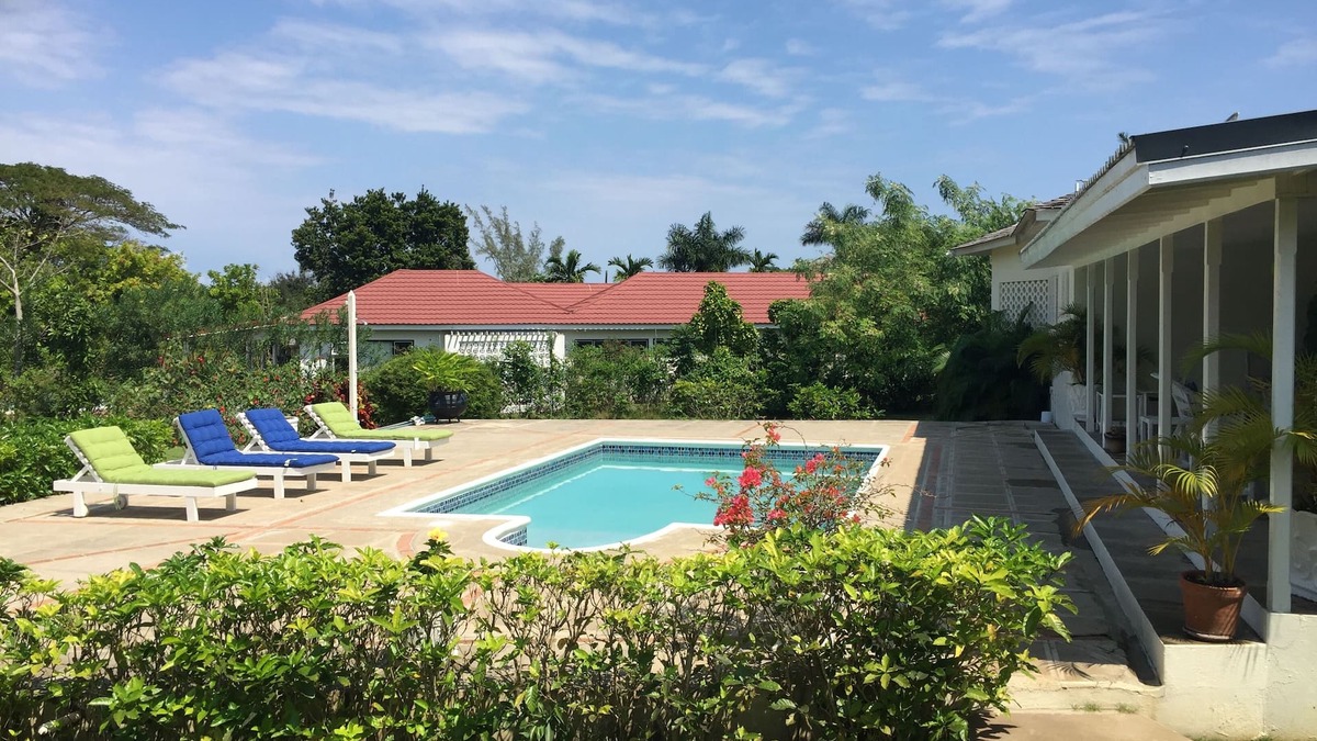 Runaway Bay Villa | Experience The Ultimate Relaxation at Our Luxurious Full-Service Villa!n