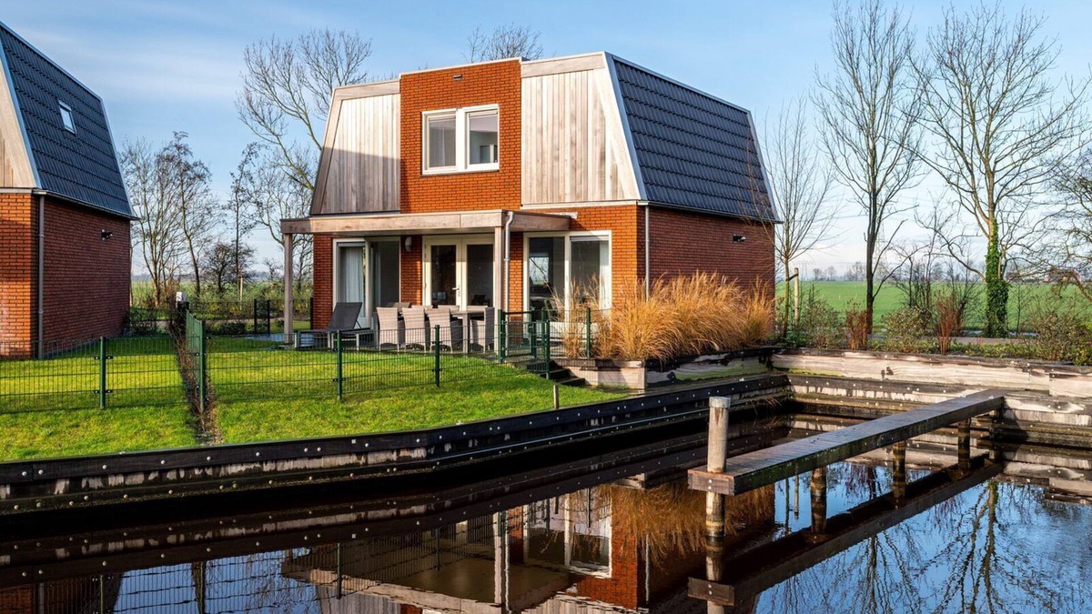Akkrum House | Experience the ultimate luxury in our Sneekermeer 8 home, complete with an outdoor spa and a private jetty exclusively for you.