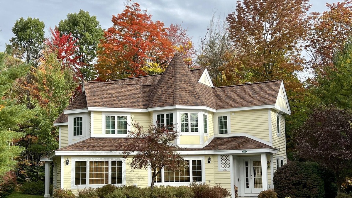West Dover House | Experience Vermont’s Fall Magic at the Lemondrop Lodge