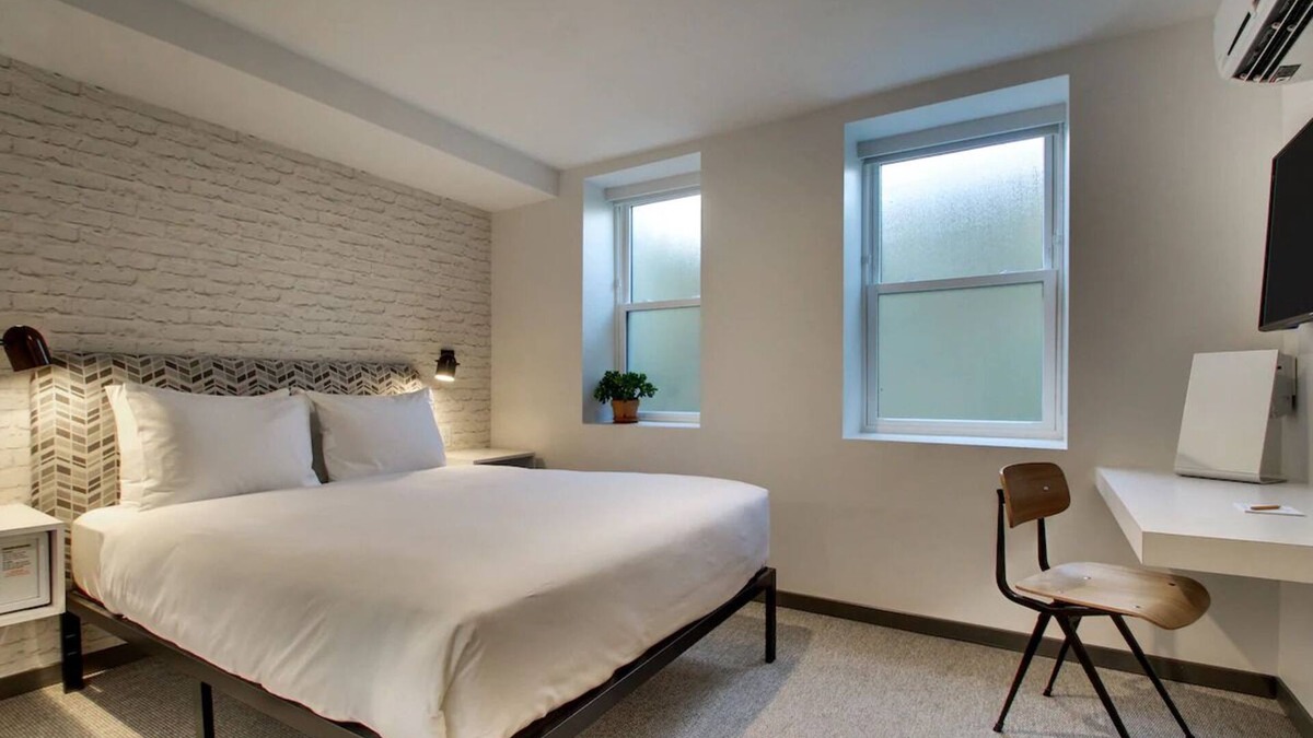 Foggy Bottom Hotel | Experience Vibrant D.C.: Convenient Room Close National Mall