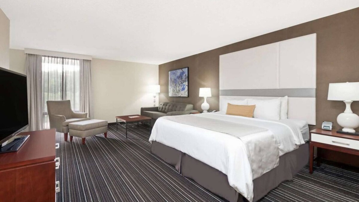 Atlanta Resort | Explore Atlanta's Shopping Areas! Near Cumberland Mall, Pet-Friendly Stay!