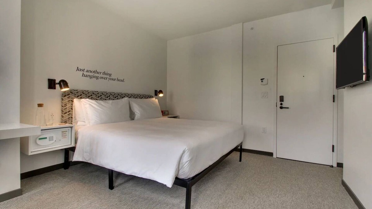 Foggy Bottom Hotel | Explore D.C. from a Chic Micro-Hotel, Short Walk from Washington Monument