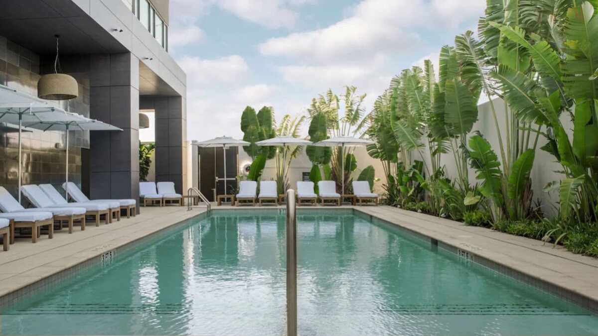 East Central Park Hotel | Explore Downtown Orlando! 2 Classy Rooms w/ Free Parking, Pool, Airport Shuttle!