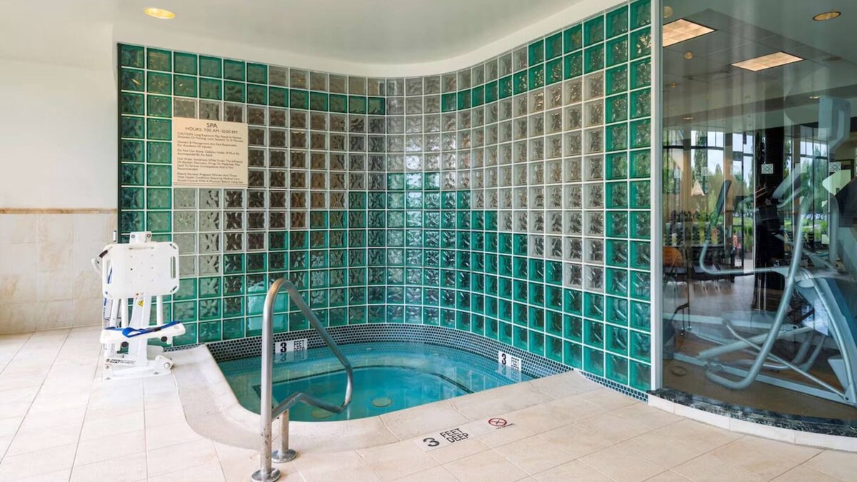 Silver Lane Hotel | Explore Hartford: Cozy Stay with Free Parking & Easy Access to Attractions