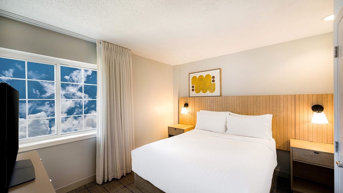Exchange Place North Hotel | Explore Newport Centre! Three Stylish Suites, Shopping. Near PATH Train