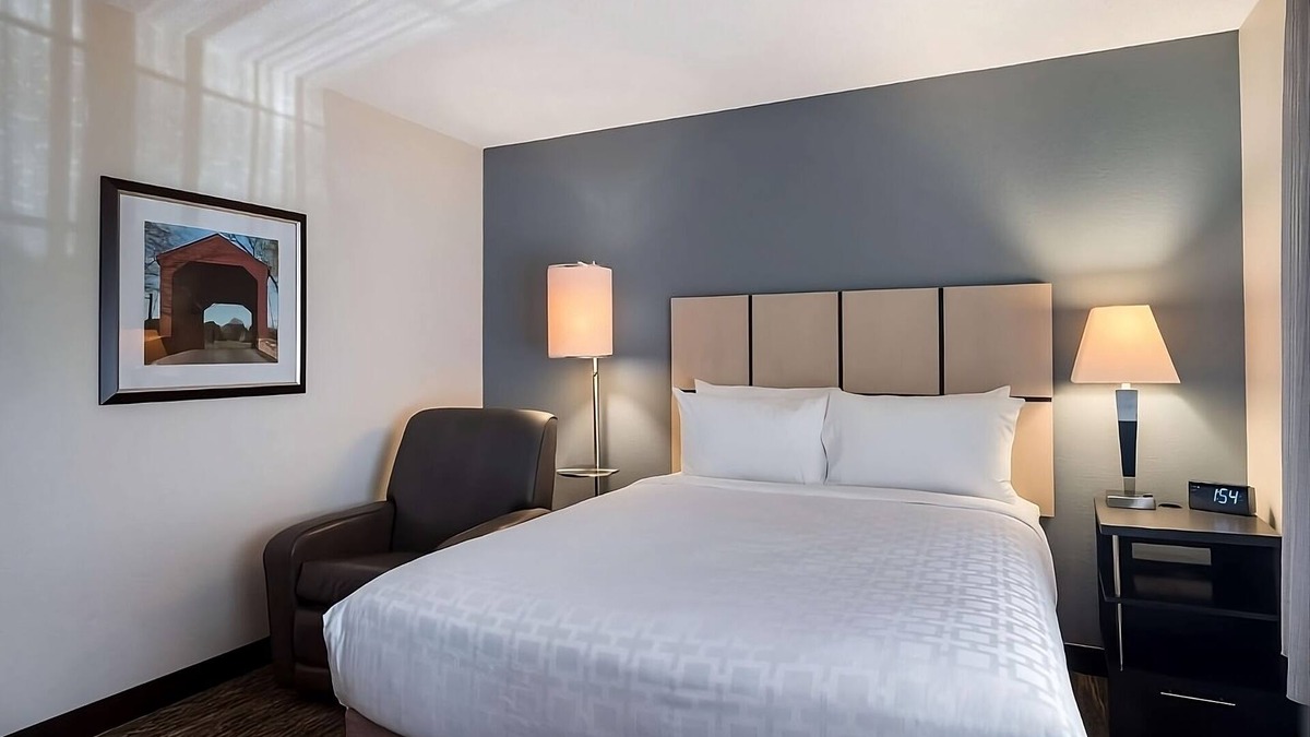 Burlington Resort | Explore North Shore from Boston! Kitchen, Pets Allowed, Near Burlington Mall!