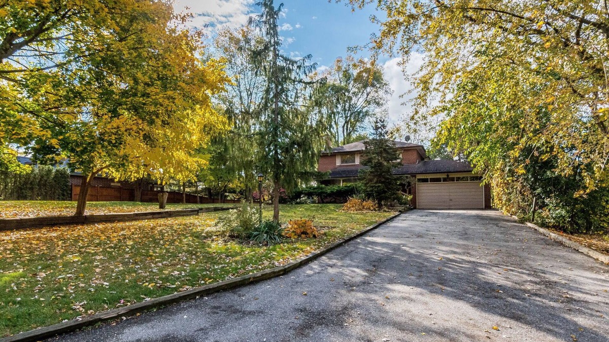 Clarkson-Lorne Park House | Explore Port Credit from Our Charming 4-Bedroom Home!
