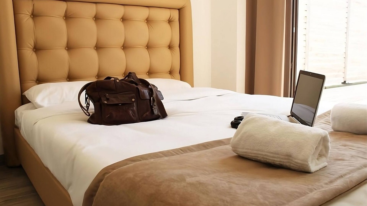 Eguilles Hotel | Explore Serene Eguilles, France! Outdoor Pool, Free Parking, Pets are Welcome!