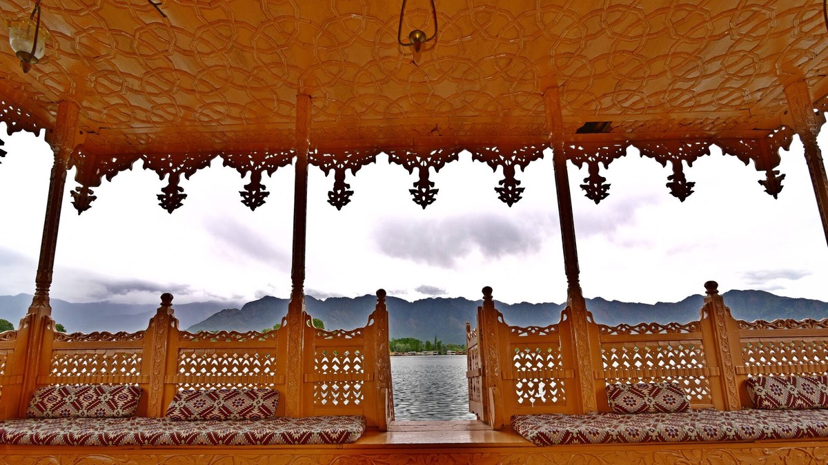 Sudarbal Boat Rental | Explore & Unwind on this luxury Houseboat