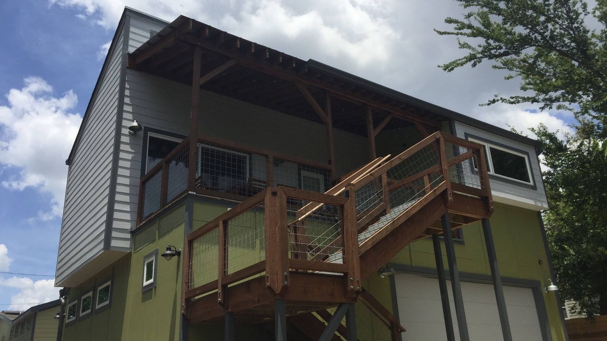 Chestnut House | Explore UT, Moody Center, downtown, restaurants, bars from relaxing upper flat