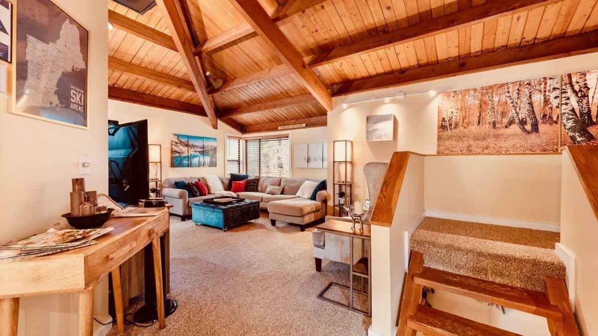 Thornton Condo | Exposed Beam Getaway - Heart of NH White Mountains