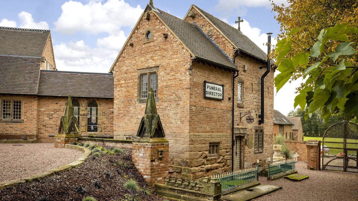 Bromsgrove Apartment | Exposed timbers, a feature stone fireplace, flagstone and oak floors – The Chapel has a wealth of pe