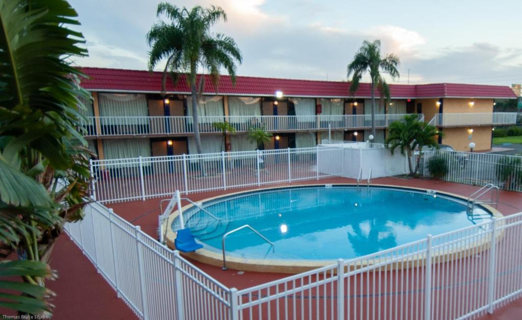 Clearwater Hotel | Express Inn & Suites - 5 Miles from St Petersburg Clearwater Airport