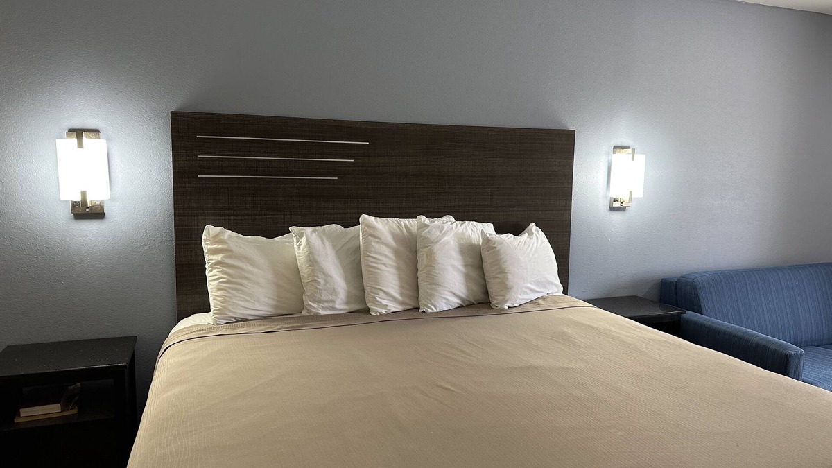 Hartselle Hotel | Express Inn & Suites