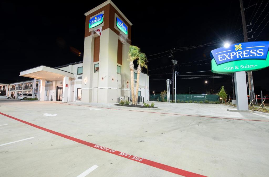 Woodlake - Briar Meadow Hotel | Express Inn & Suites